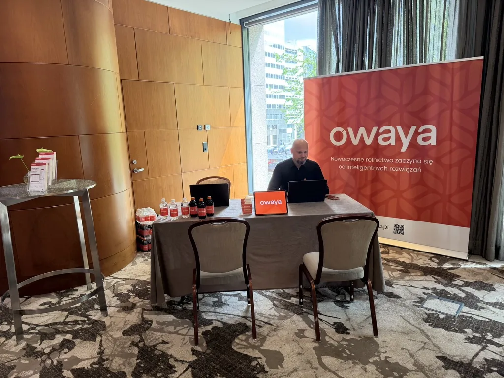 Przedstawiciel owaya przy stanowisku podczas branżowej konferencji
