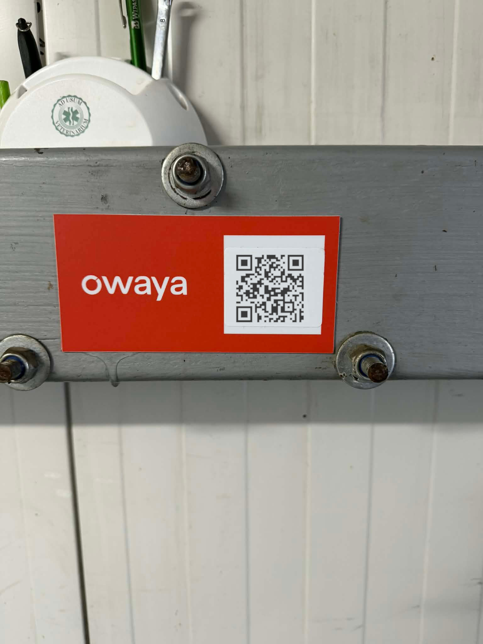 Naklejka owaya z publicznym kodem QR na fermie
