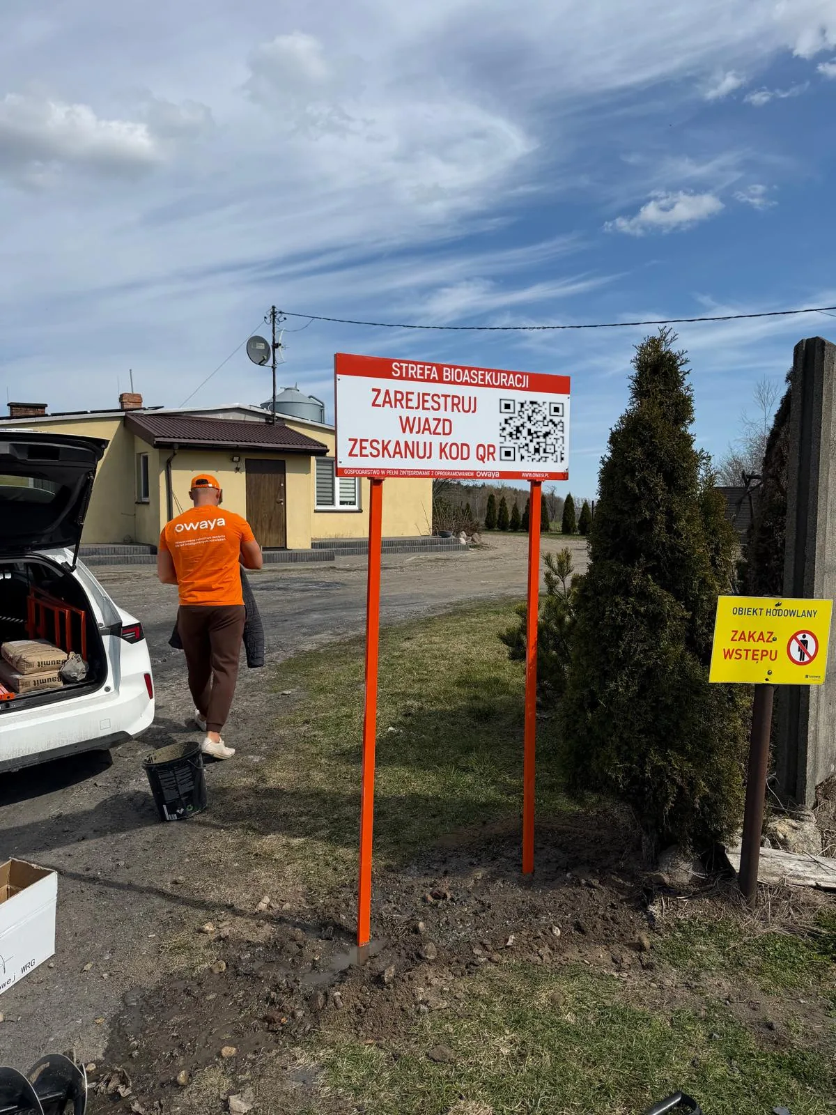Tablica wjazdowa owaya z publicznym kodem QR na fermie